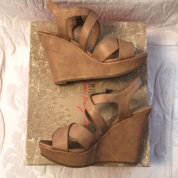 American Rag Tan Sandal Wedges size 5.5 with Strappy Design & Silver Hardware - Picture 7 of 12